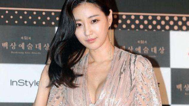 她是“韩国性感女神”，靠出演“三级片”走红，今41岁活成男人梦想！