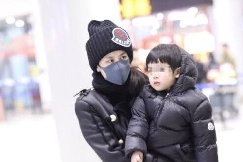 黄圣依携儿子现身，素颜背2万包罕见低调，2岁儿子撒娇全程要妈抱