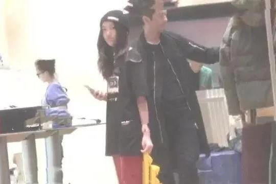 李亚鹏携女逛街，李嫣穿“大红睡裤”好时髦，13岁身高快赶超爸爸