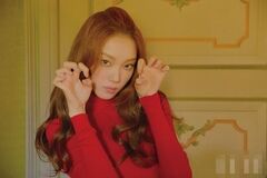 李圣经圣诞晒美照，“烂大街”白衬衫穿出女神感，腿长真的太优秀