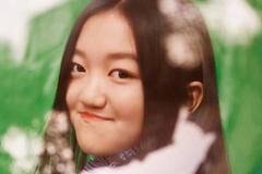 李嫣懒理爸爸李亚鹏恋情传闻，晒正面美照，化浓妆嘴唇丰满似王菲