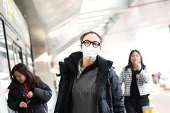 40岁汤唯赶机场，素颜全露额头气质不减，一般女星太难达到这状态