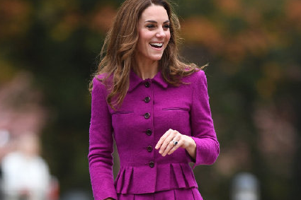 凯特王妃与威廉王子出席活动！黑丝礼裙秀美背气质优雅，气色好美