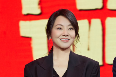  佟掌柜出席活动美腿好能打！48岁闫妮西装杀露长腿，气质不输少女