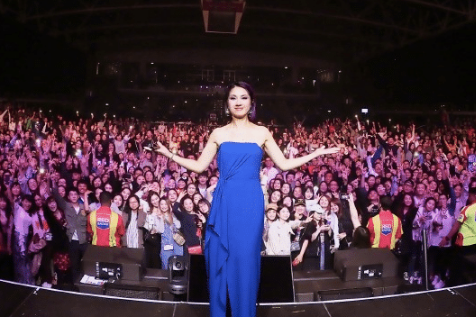  杨千嬅与丈夫台上秀恩爱，复古红色西装气场足，哪里有45岁的样子