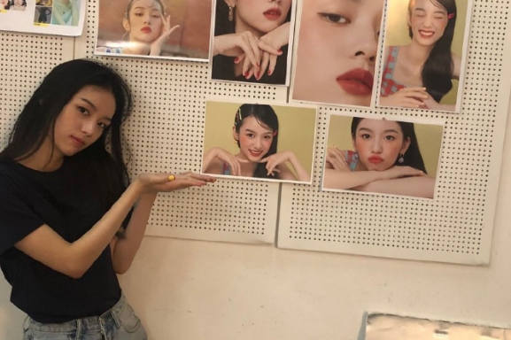 《少年的你》周也晒出照片！白短袖配长裙，21岁轻松驾驭少女风