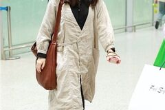 31岁倪妮素颜披“麻袋”走机场，穿搭实用不博眼球，女星里太罕见