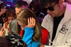 周杰伦夫妇现身唐人街，昆凌穿毛衣手上大钻戒抢镜，杰伦呵护身旁