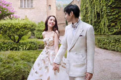 向佐与郭碧婷婚纱照曝光，印叶子抹胸裙很阳光，与向佐同框似少女