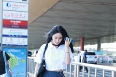 31岁李菲儿凹造型太拼，衬衫百褶裙好像“初恋学姐”，把我看服了