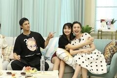 43岁程莉莎同框41岁杨乐乐，一个公主裙好少女，一个阔腿裤真气质