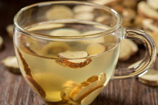 黄芪泡水功效好，提醒：多加一物，好处更多