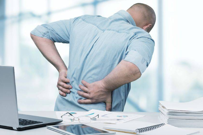 动不动就后背疼？提醒：4个源头，有的可不简单，不妨对号入座