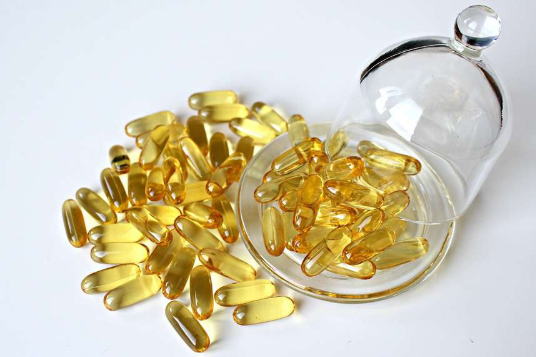 吃鱼油有哪些好处？医生提醒：绝非降血压那么简单，5大好处立刻收