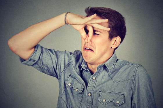 经常憋屁不放的人，身体多半出现6个变化！然而并不是好事