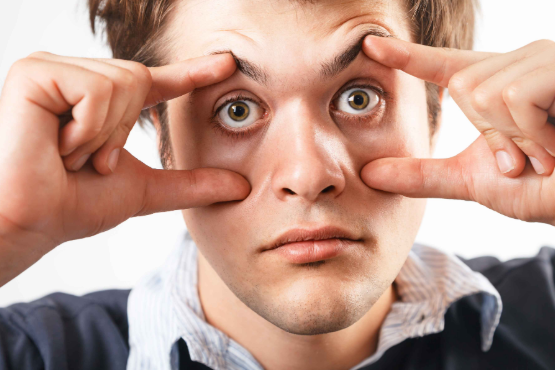 眼睛出现红血丝，可能不只是因为熬夜，警惕这些病