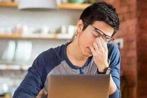 好端端咋就猝死？身上若出现6个不适，劝你放下工作，去检查