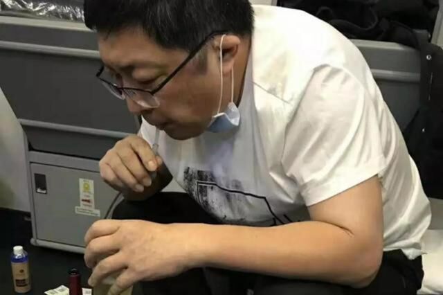 37分钟紧急救治！医生为患者吸尿，若飞机有这一物，还真不必用嘴
