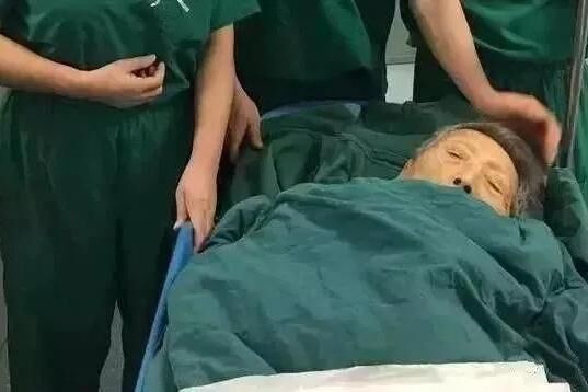 清淡饮食30年，骨头脆的像泡沫？这种饮食习惯，医生劝你别再坚持