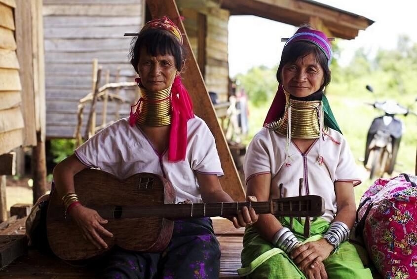 令人瞠目结舌的缅甸卡央女 以脖长为美 终身戴颈环