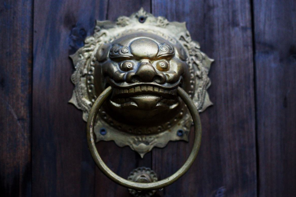 古建筑传统门饰之铺首，兽面衔环辟不祥！