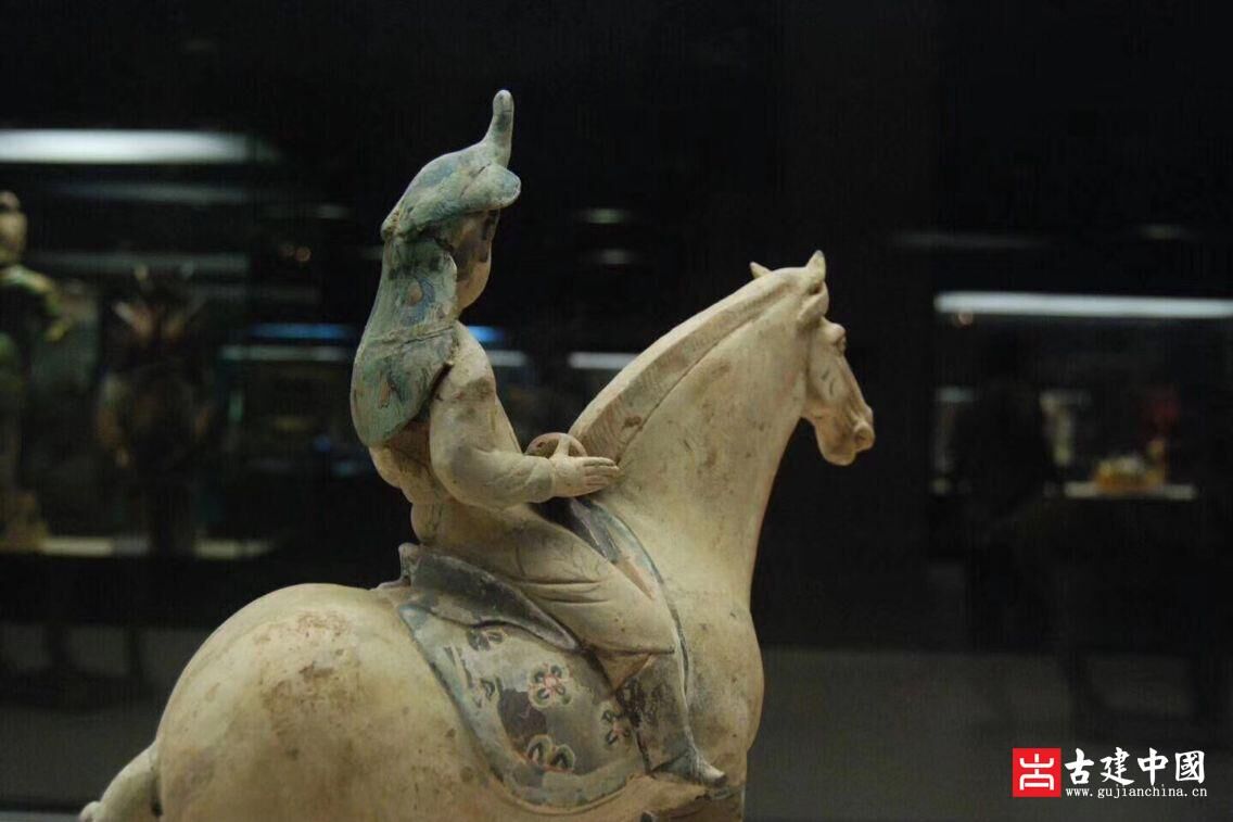 唐金乡县主墓出土骑马俑——盛唐时期陶塑艺术品的杰出代表