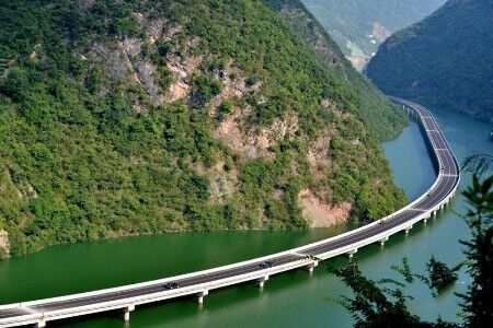中国“最美水上公路”竣工通车