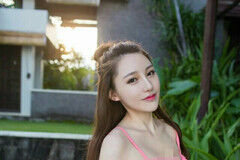 宅男女友游巴厘岛，稍显保守的比基尼写真，展现了完美的身材