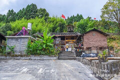 云南这个边陲古寨，地处万仞关名叫龙门，像武侠小说里的隐世秘境