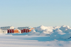 在东北，一大家子都睡在同一张火炕上！老外：彼此不尴尬吗？