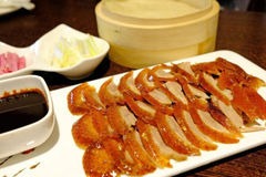 去北京吃烤鸭被问：鸭架煲汤还是炸？内行人都这么回答！
