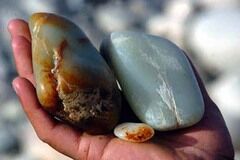 中国最神秘的河流：源源不断有“玉石”涌出，游客靠捡发家致富
