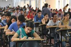 高考作弊最“牛”国家：为上大学父母爬楼梯递答案，只好露天考试