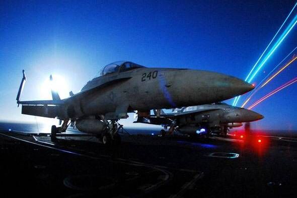 开打了 美国海外军事基地遭导弹袭击 F-15战机被摧毁多人伤亡