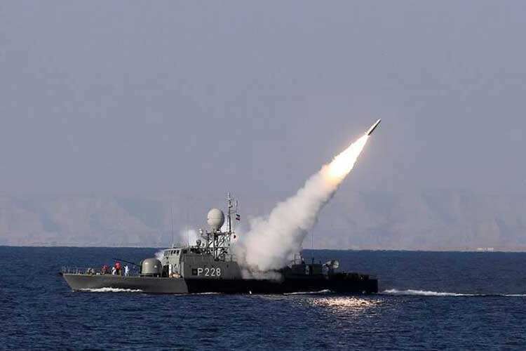 公然挑战美国 伊朗海军强行扣押一艘大船 白宫：此仇不报非君子