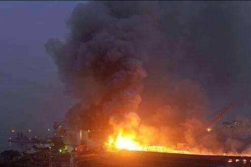 屋漏偏逢连夜雨 俄唯一一艘航母突然发生火灾 现场冒出滚滚浓烟