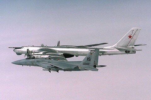 俄核轰炸机突然南下 三国战机纷纷升空围追堵截 将惹来杀身之祸