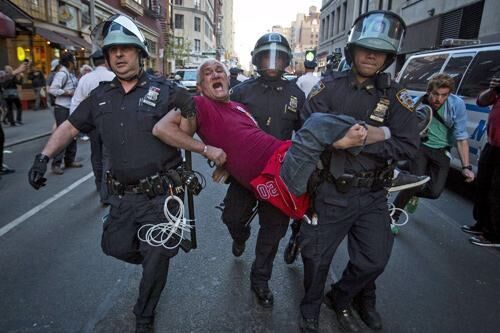 临阵退缩 美国内要求特朗普引咎辞职 伊朗：照打不误