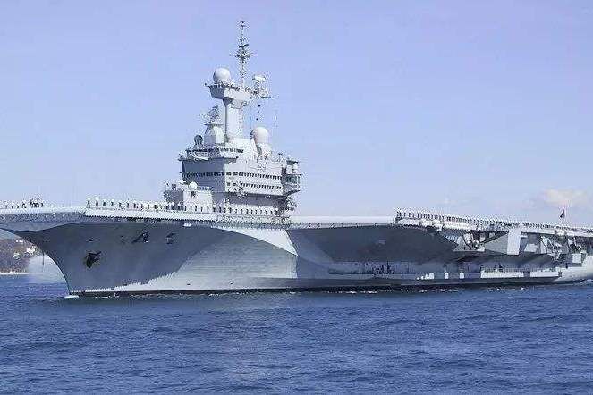 美总统挥舞大棒 把大妈都气坏了 网友：她是一位非常值得尊敬的人