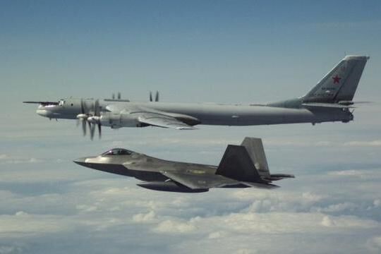 狭路相逢 美军舰在东海突然强行超车 俄：流氓不可怕