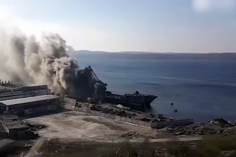 惨遭横祸 俄罗斯海军又出大事了 8000吨级战舰燃起熊熊大火