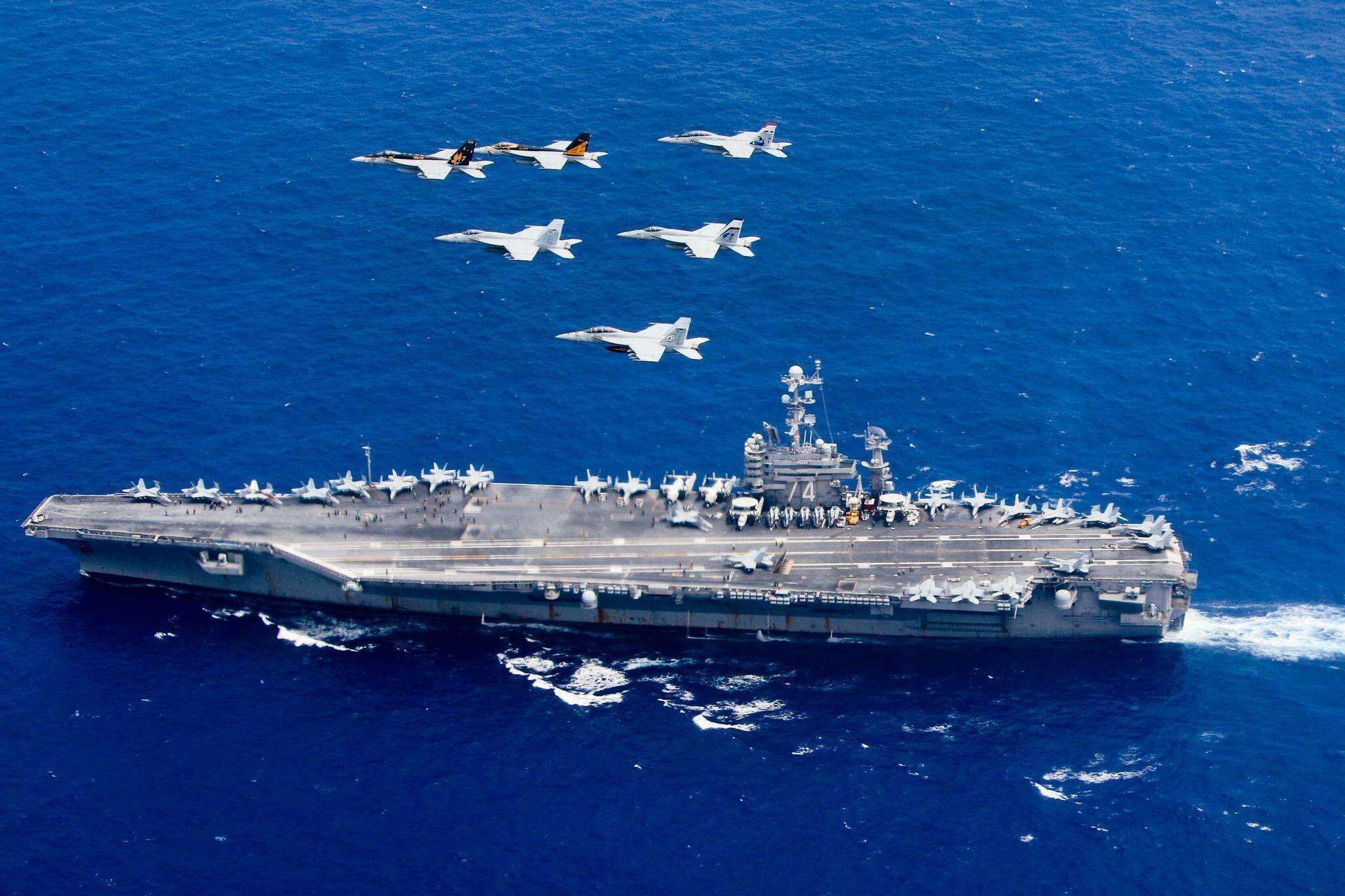 美军双航母突然集结 上百架战机轮番起飞 少将：只需一发就全灭