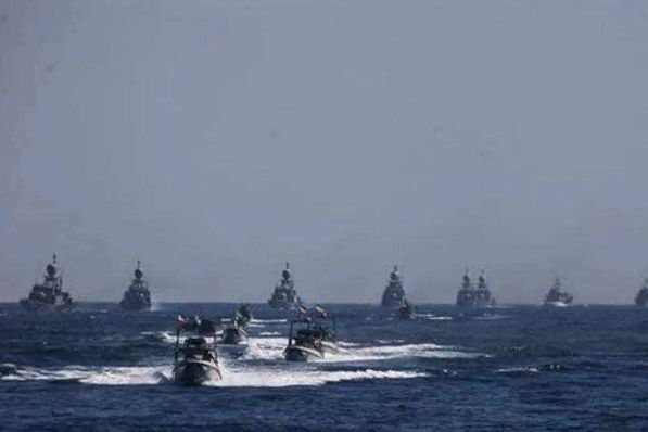 局势升级，伊朗百艘战舰同时出动摧毁海上目标