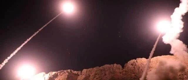 以牙还牙 伊朗新型导弹腾空而起 打了美国一个措手不及！