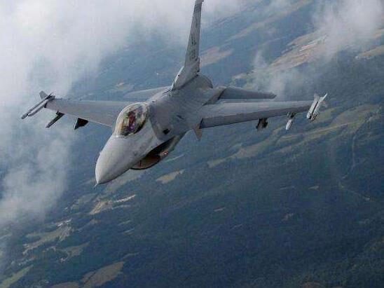 美军F16战机突然坠毁 原因可能与躲避追杀有关!