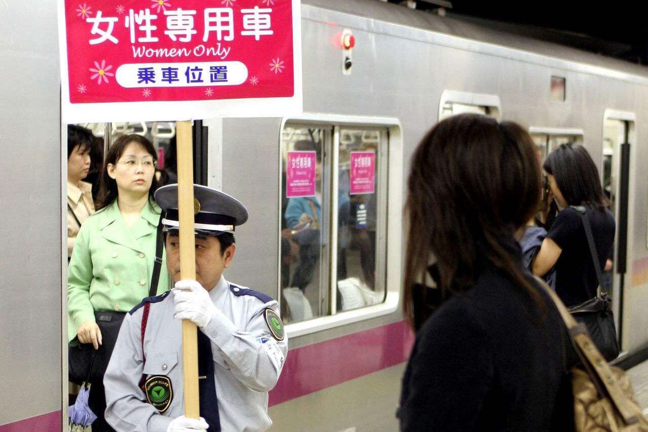 日本女性不满专用车厢，认为香水味太难闻，受不了！
