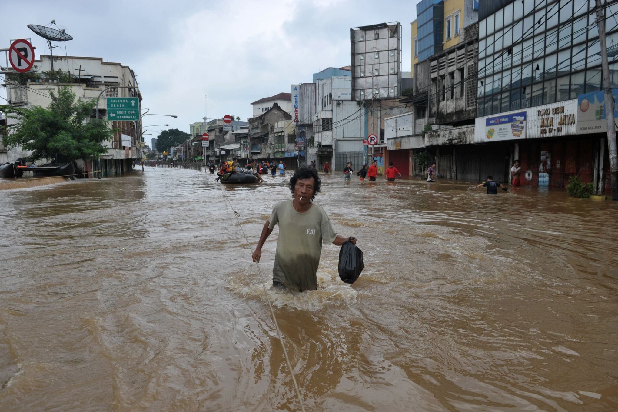 印尼首都出现水灾，2万人无家可归，大量汽车被水冲走