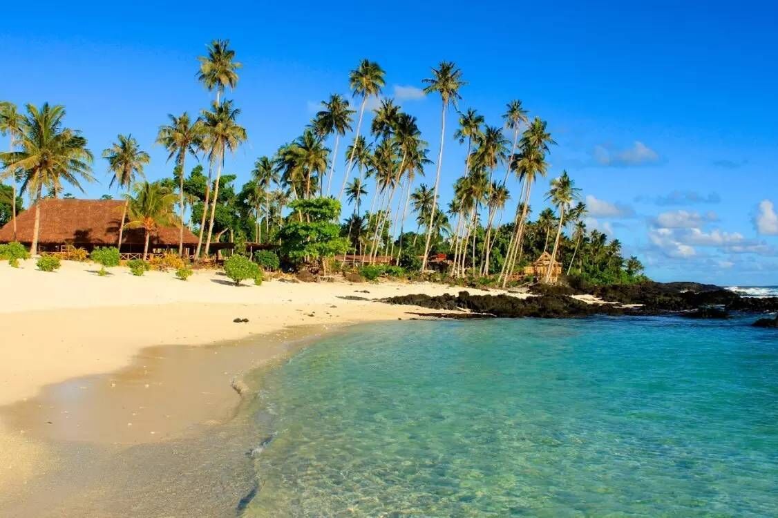 太平洋一岛国，全国只有1个城市，坐公交车可随便坐别人腿上