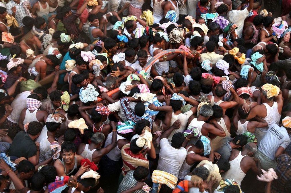 奇葩风俗丨印度投石节超百人受伤，你们敢去玩吗？