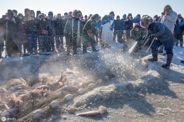 查干湖里的鱼越捞越多，渔民却高兴不起来，原因让人气愤